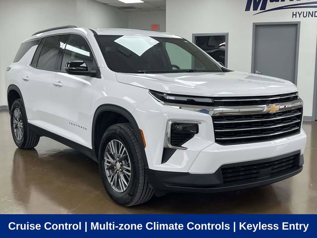 Used 2025 Chevrolet Traverse LT image 3