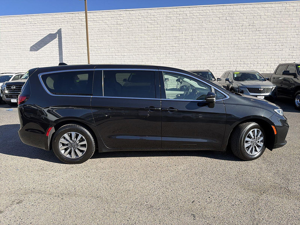 Used 2023 Chrysler Pacifica Touring-L FWD image 4