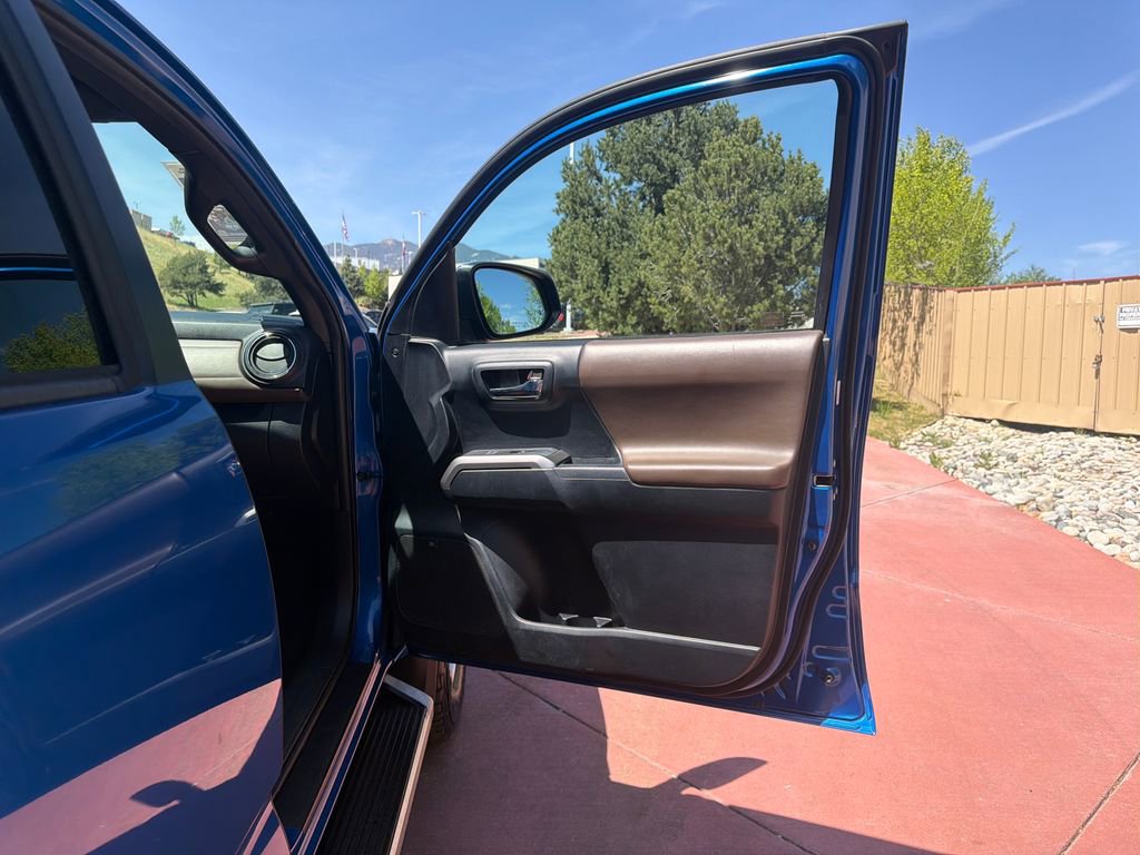 Used 2016 Toyota Tacoma Limited w/ Towing Package AWD/4WD image 28