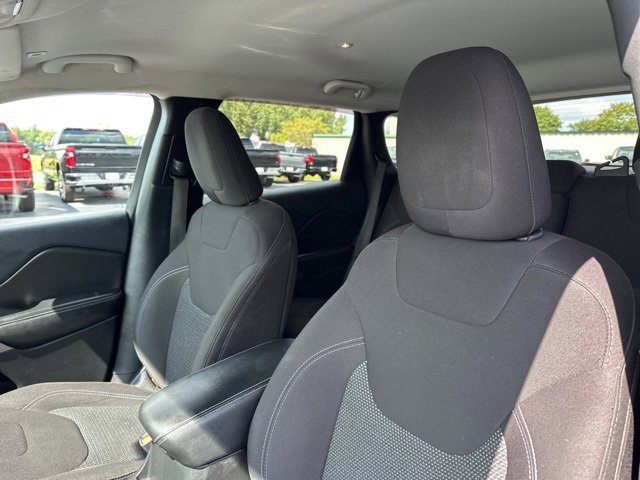 Used 2019 Jeep Cherokee Latitude w/ Popular Appearance Group image 21