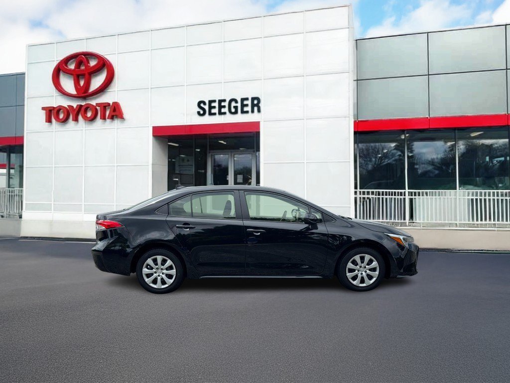Used 2025 Toyota Corolla LE FWD image 2