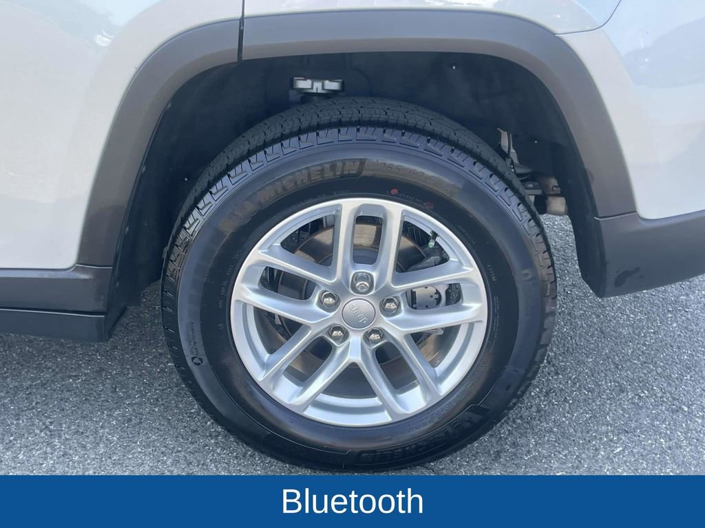 Certified 2025 Jeep Grand Cherokee Laredo X image 13