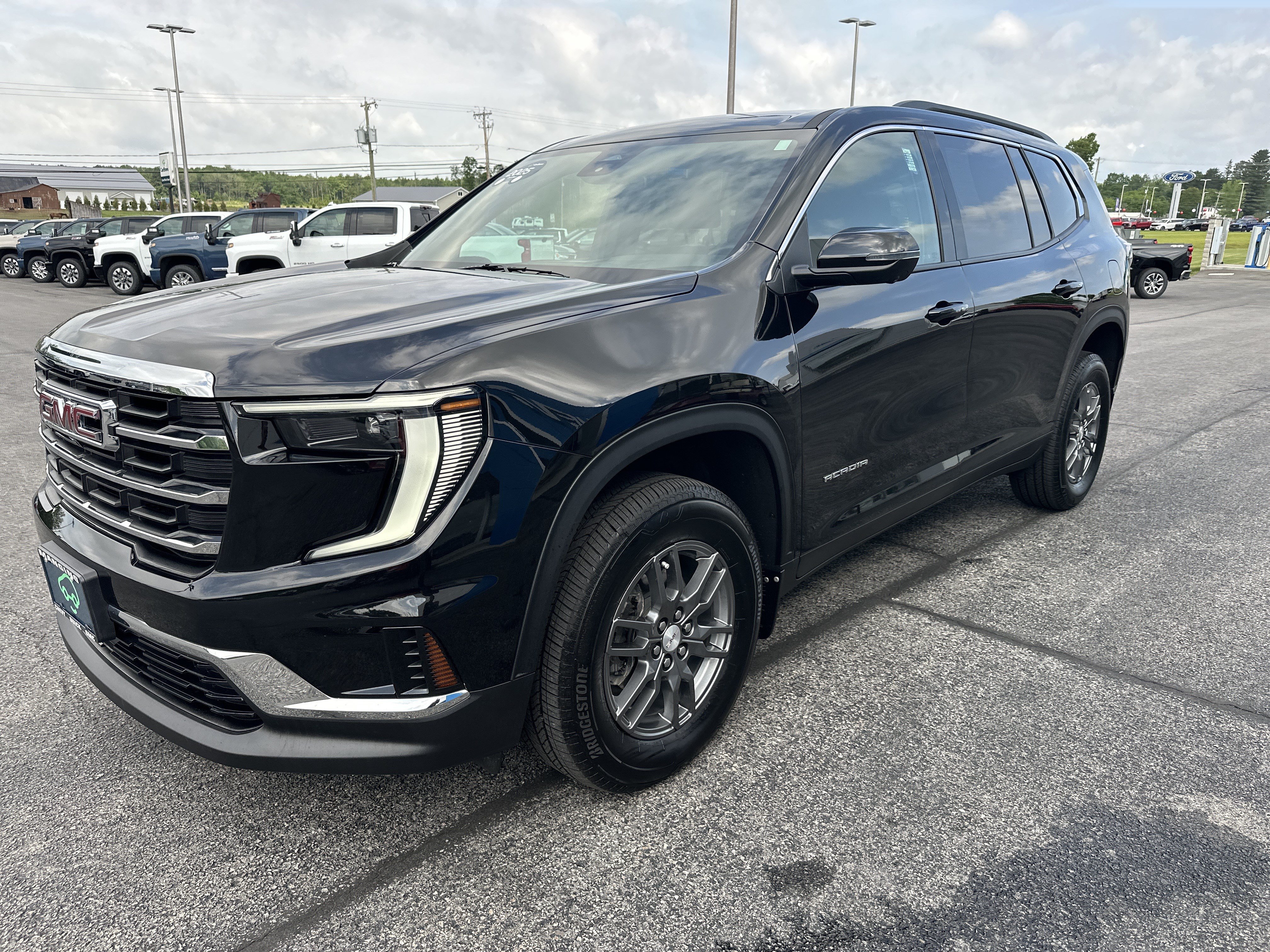 Used 2025 GMC Acadia Elevation AWD/4WD image 3