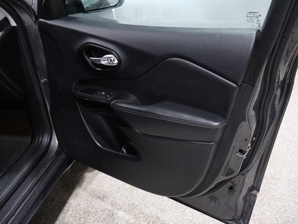 Used 2023 Jeep Cherokee Altitude Lux image 25