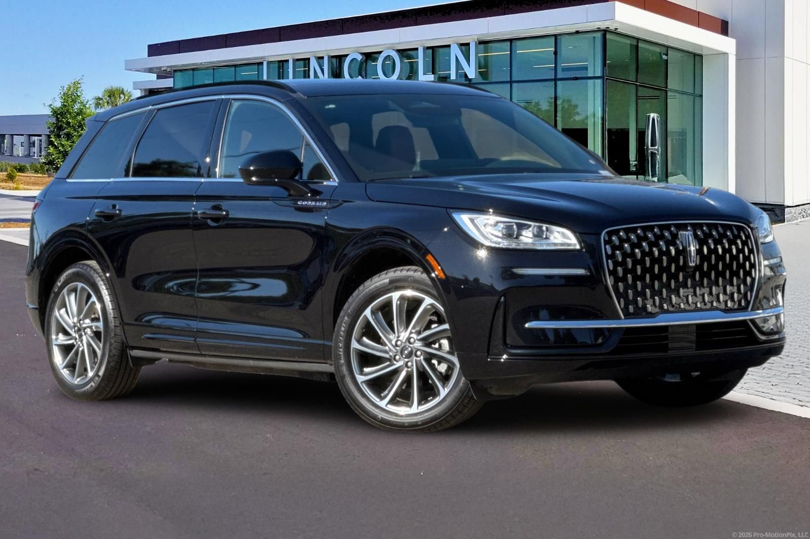 Used 2025 Lincoln Corsair Grand Touring AWD/4WD image 2