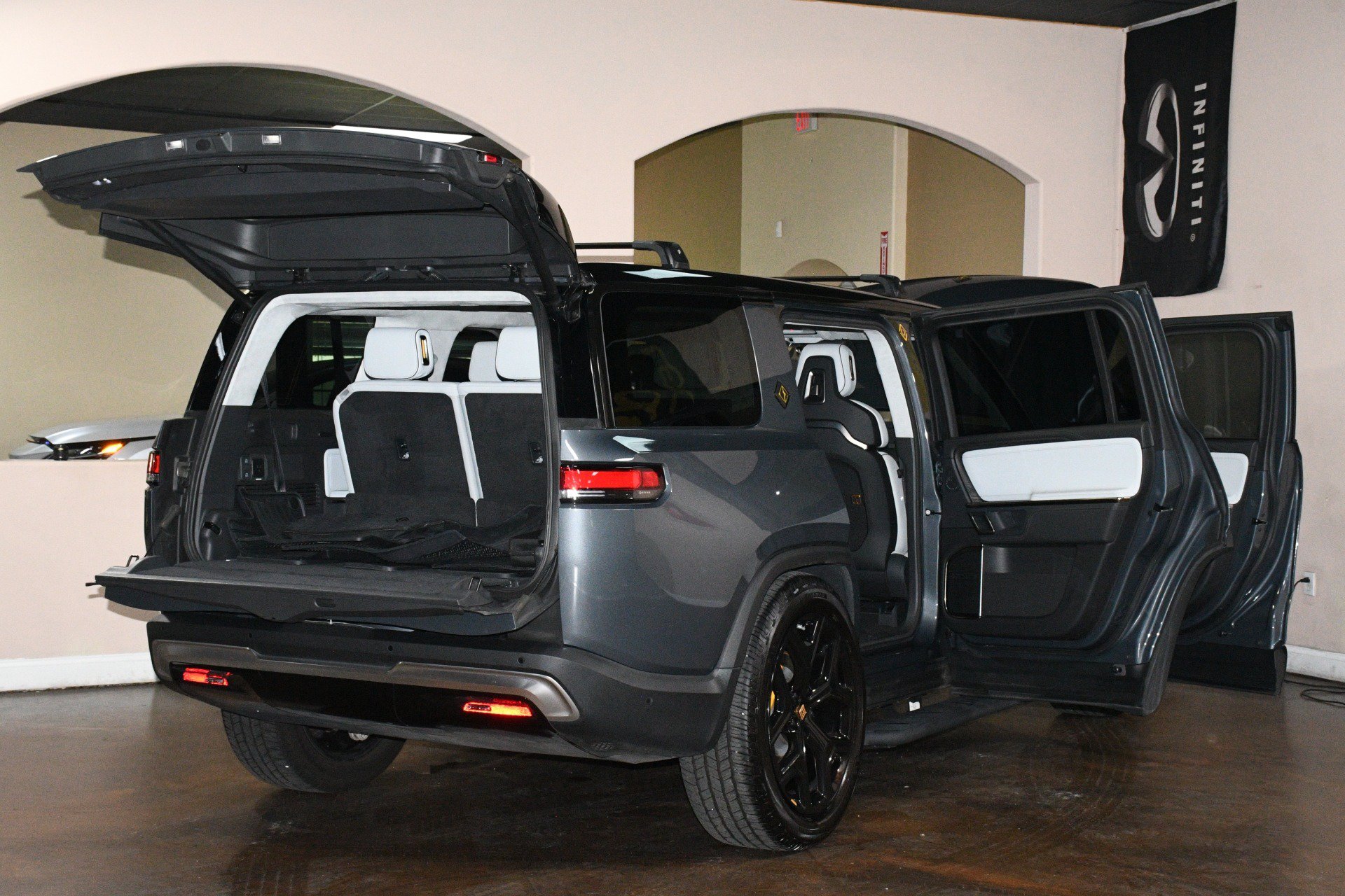 Used 2023 Rivian R1S Launch Edition Quad AWD/4WD image 91