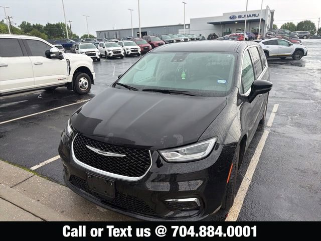 Used 2024 Chrysler Pacifica Touring-L FWD image 1