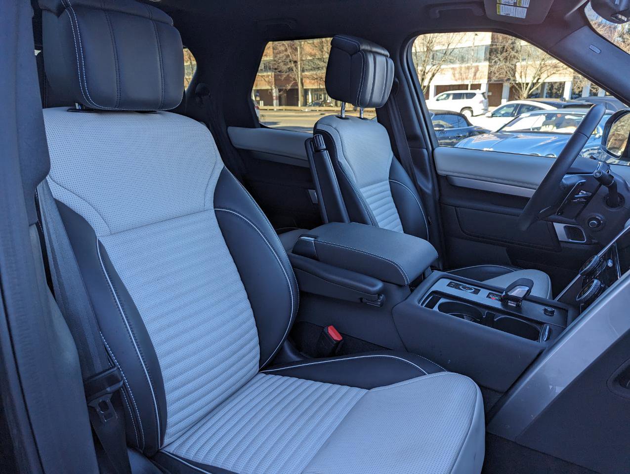 Used 2024 Land Rover Discovery Dynamic SE image 28