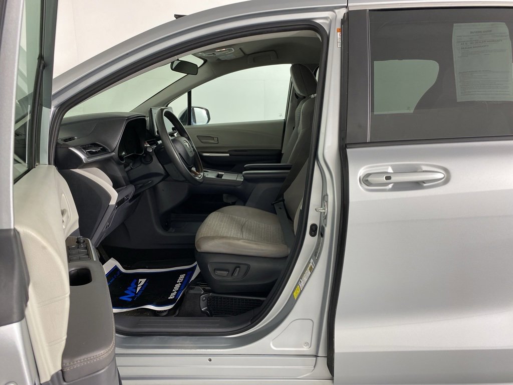 Used 2023 Toyota Sienna LE image 11