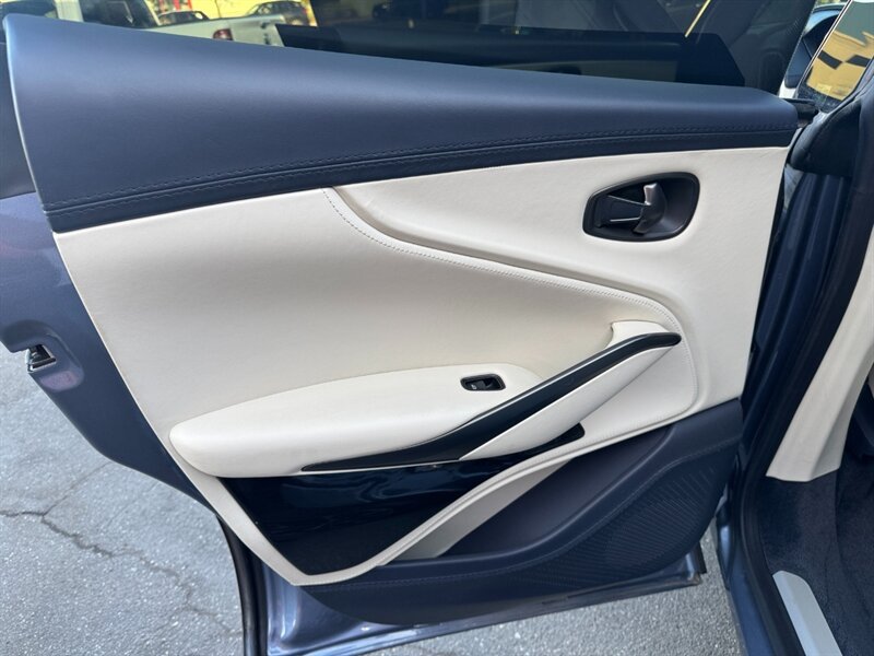 Used 2022 Aston Martin DBX AWD/4WD image 24