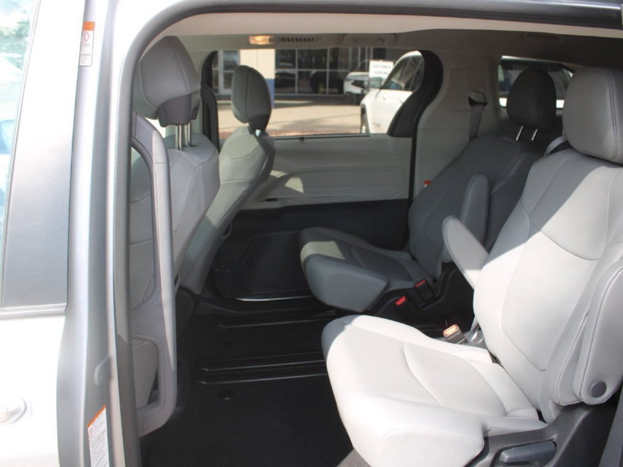Used 2024 Toyota Sienna XLE FWD image 12