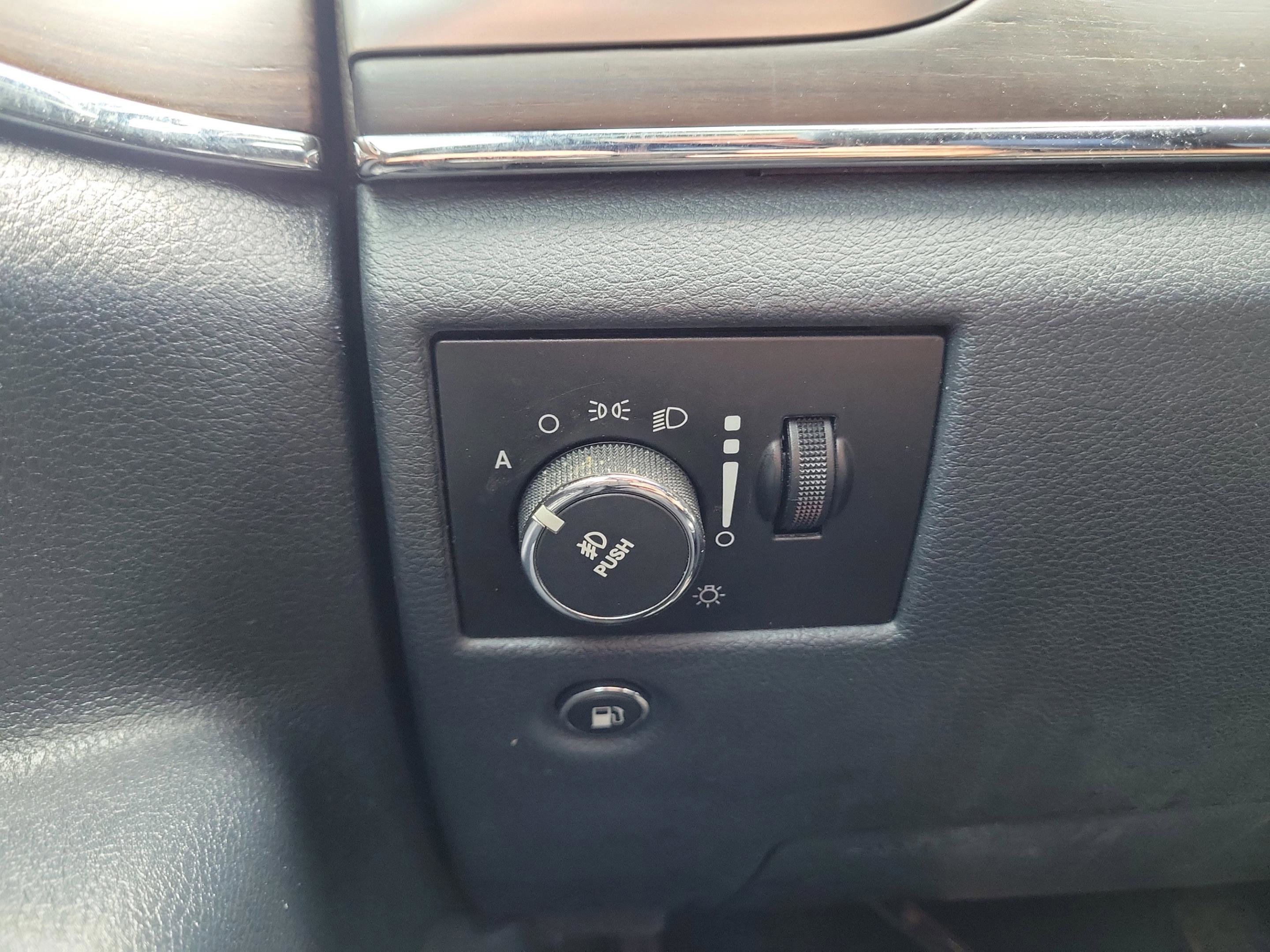 Used 2014 Jeep Grand Cherokee Overland w/ Advanced Technology Group RWD image 27