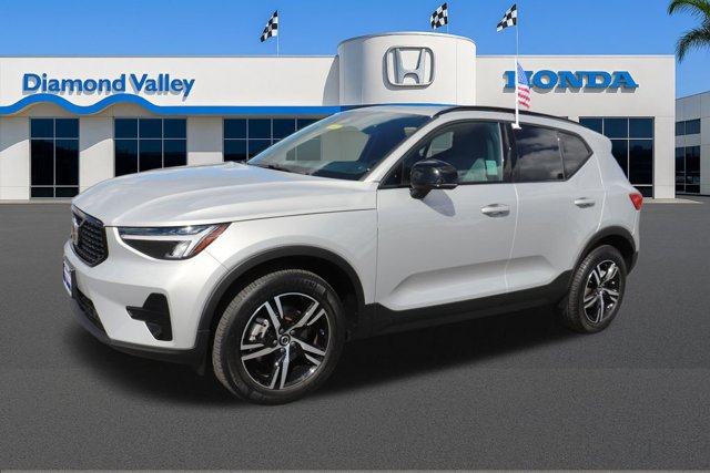 Used 2024 Volvo XC40 B5 Core image 3