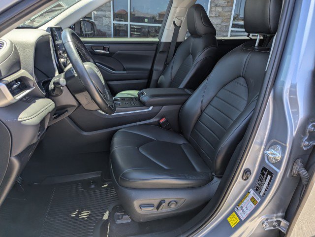 Used 2022 Toyota Highlander XLE AWD/4WD image 11