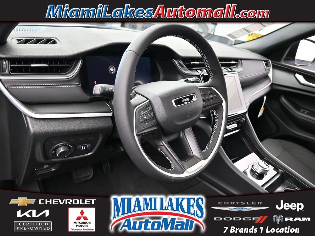 Used 2025 Jeep Grand Cherokee L Laredo image 1