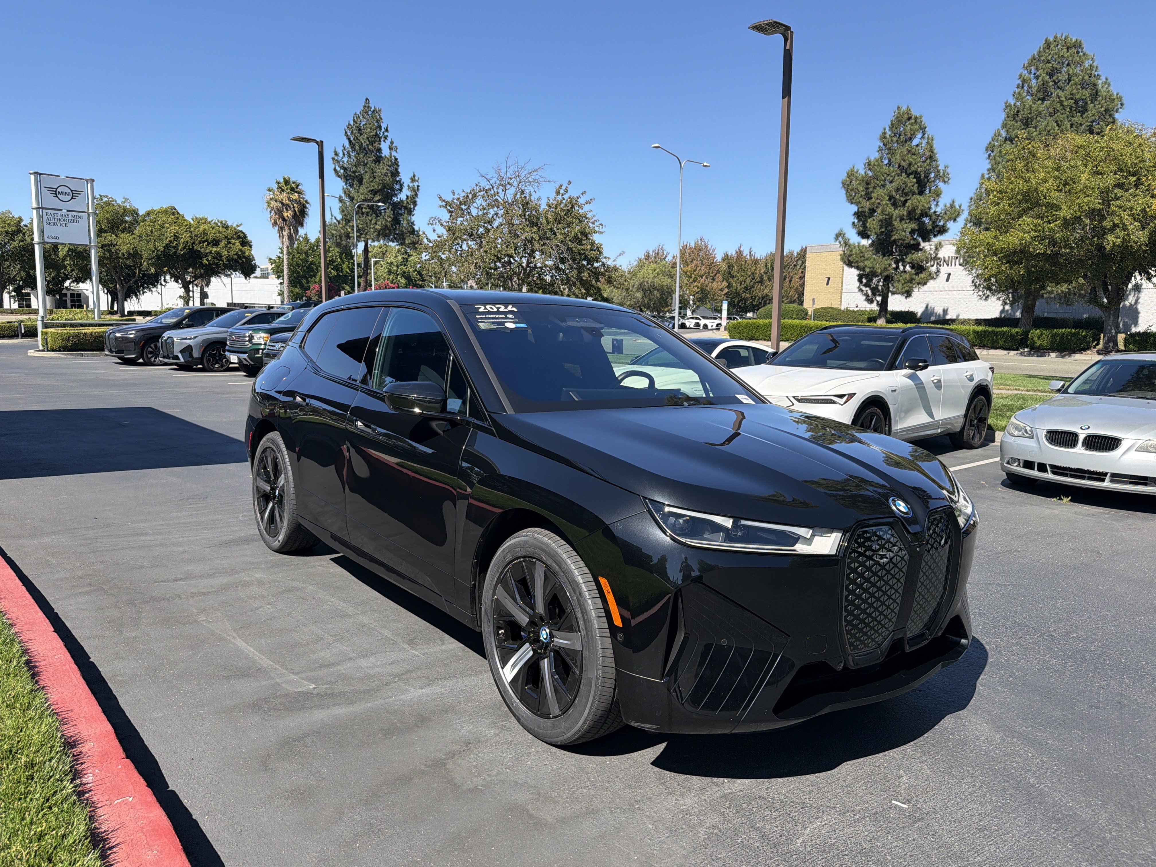 Used 2024 BMW iX xDrive50 w/ Sport Package AWD/4WD image 13