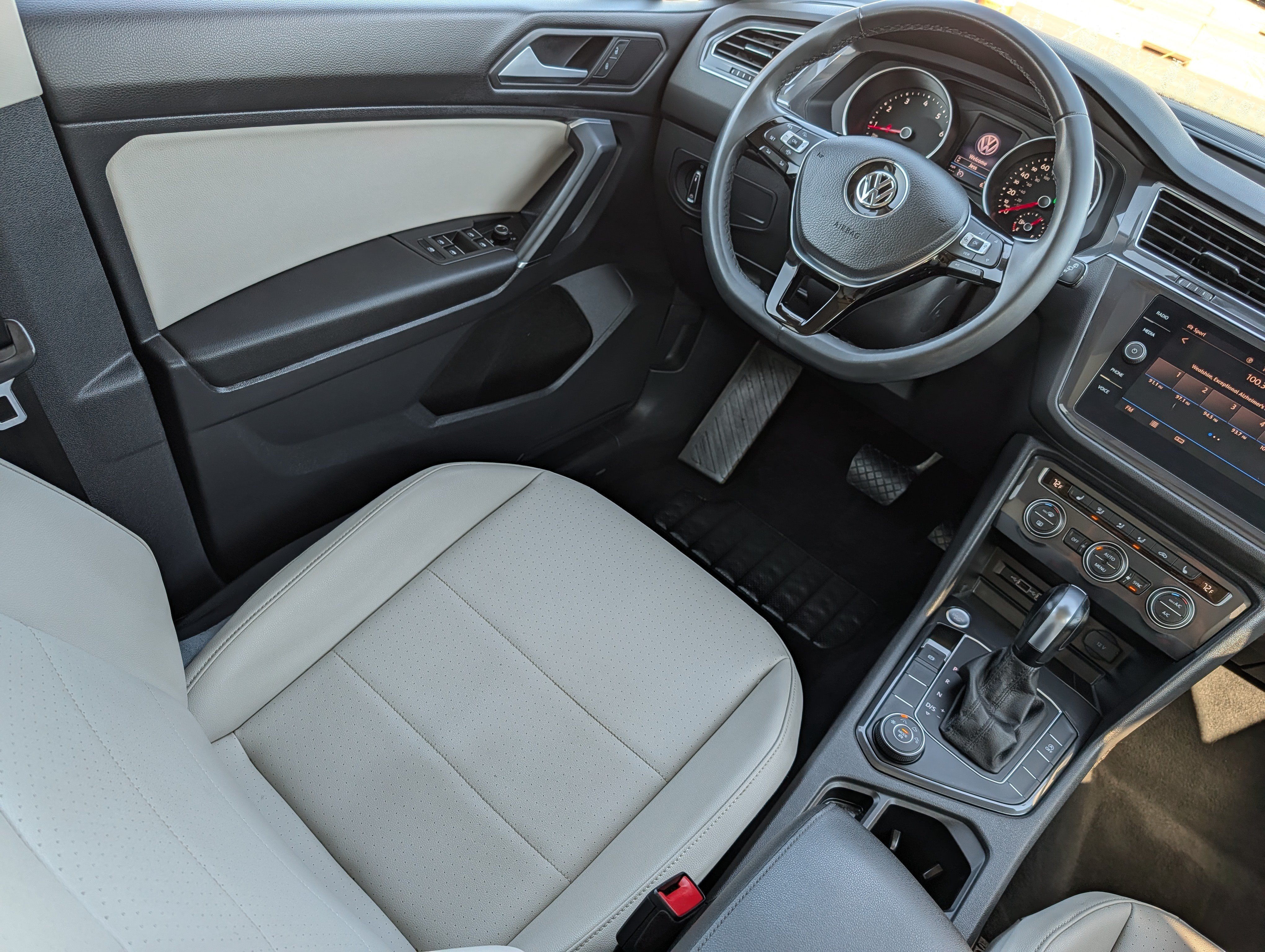 Used 2020 Volkswagen Tiguan SE w/ Panoramic Sunroof Package AWD/4WD image 9