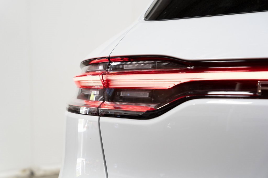 Used 2024 Porsche Macan image 10