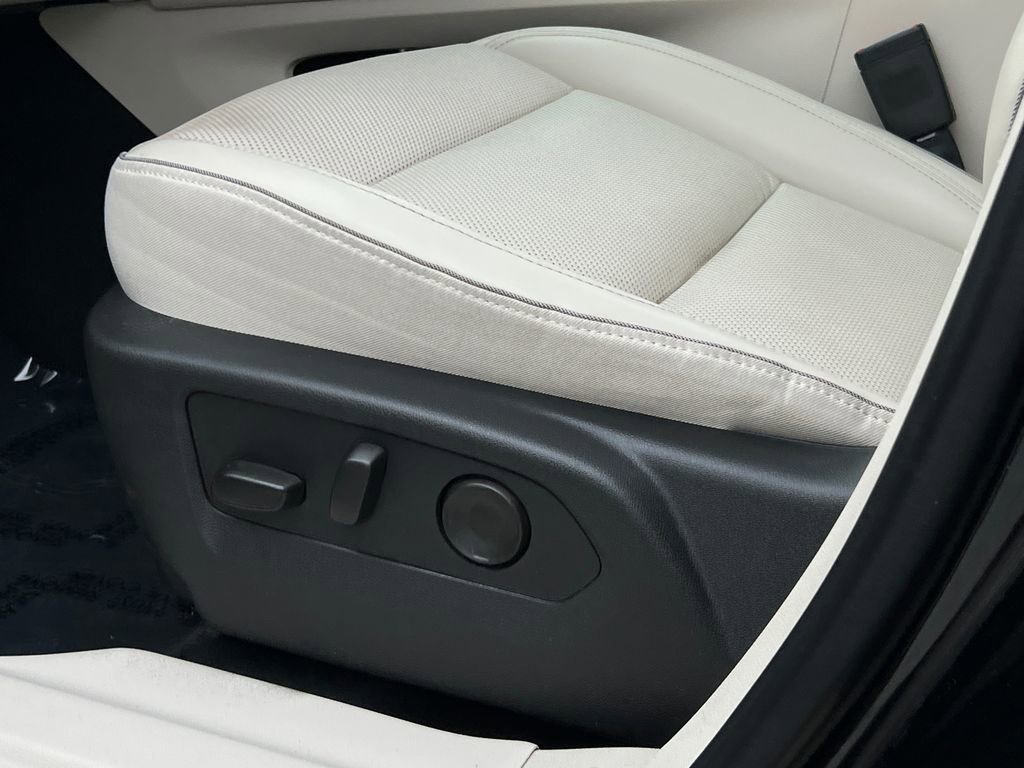 Used 2022 Buick Envision Essence w/ Safety Package image 25