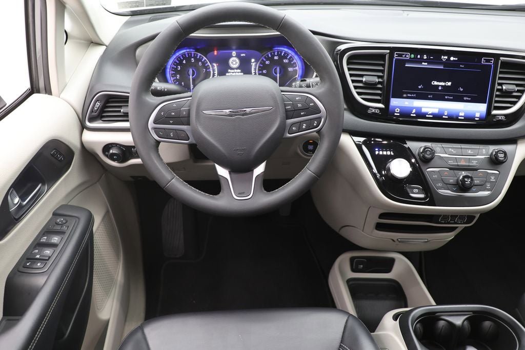Used 2023 Chrysler Pacifica Touring-L image 12