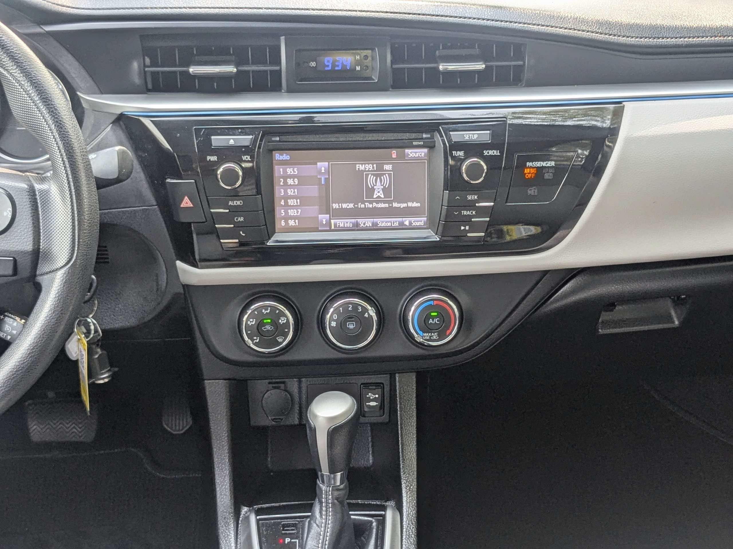 Used 2015 Toyota Corolla LE FWD image 17