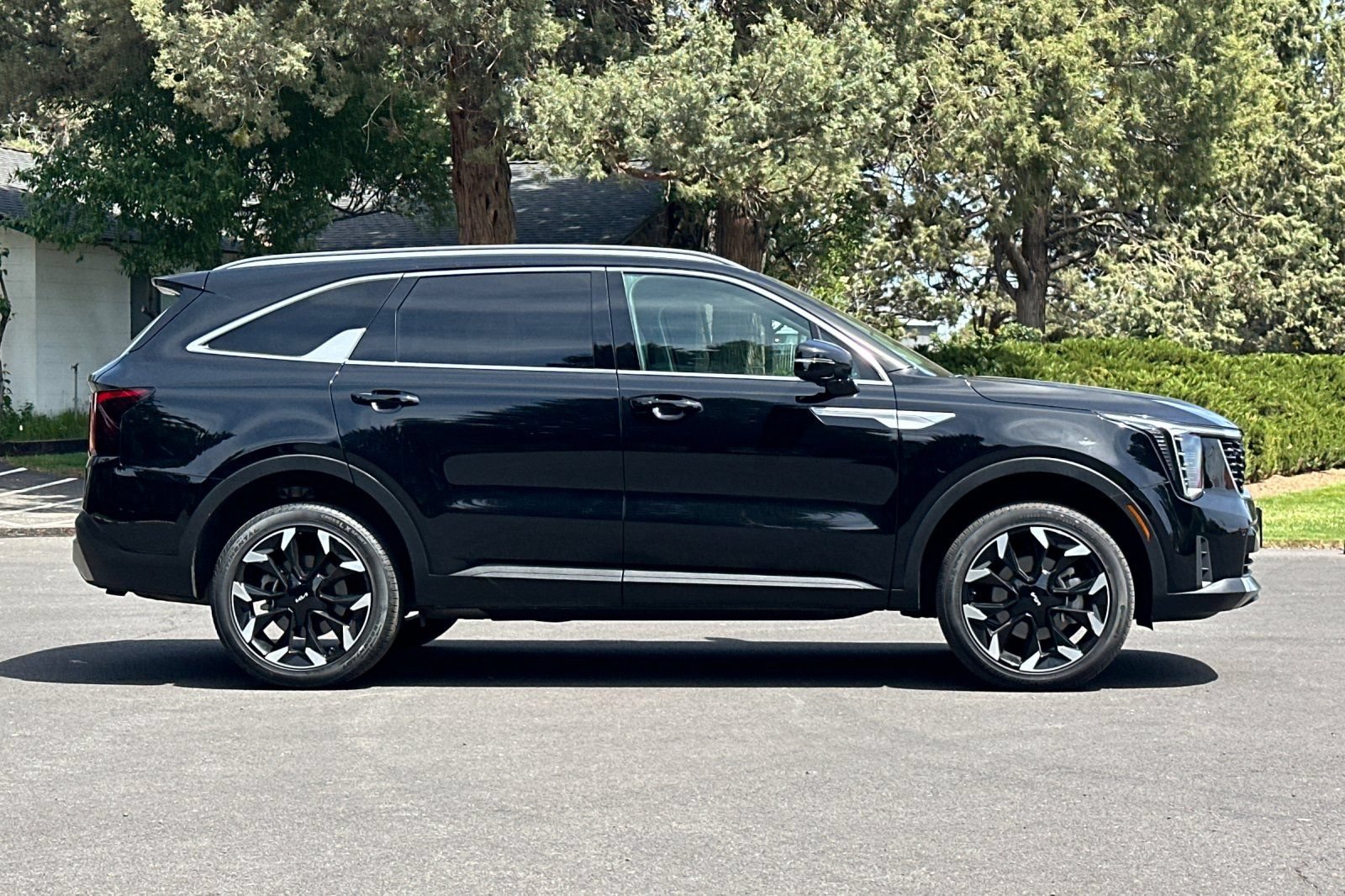 Used 2025 Kia Sorento EX w/ Panoramic Sunroof Package AWD/4WD image 3