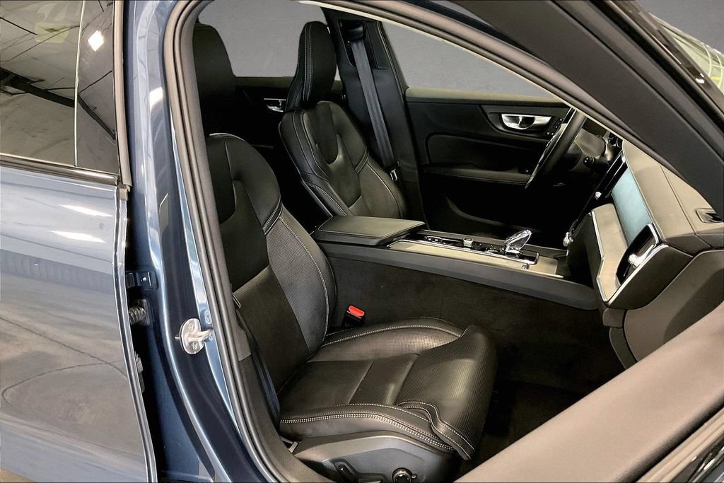 Certified 2025 Volvo V60 B5 Cross Country Ultra AWD/4WD image 30