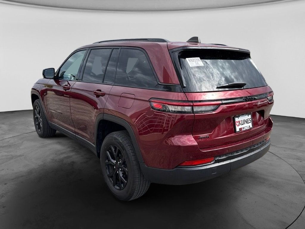 Used 2024 Jeep Grand Cherokee Altitude AWD/4WD image 8