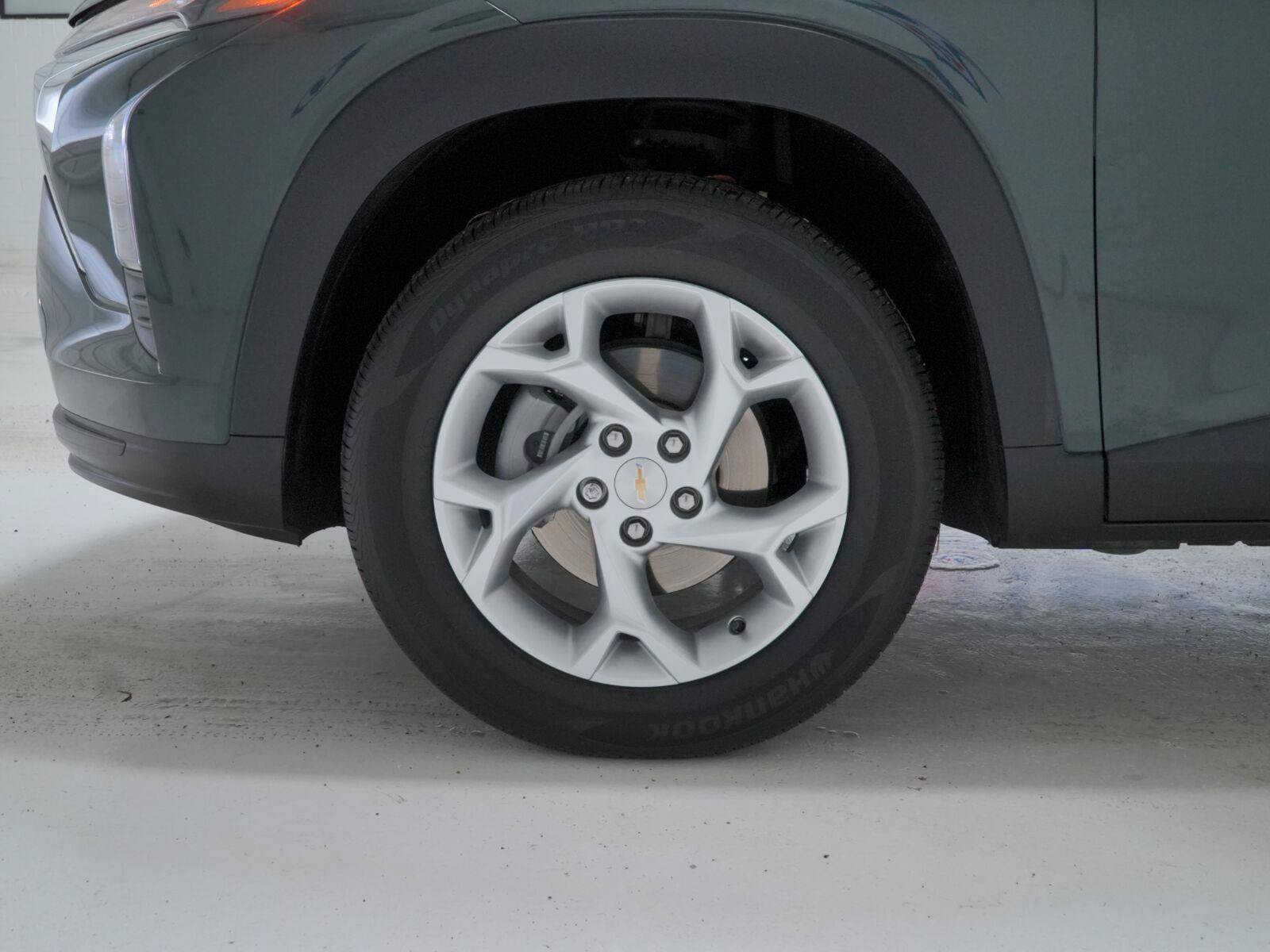 Used 2025 Chevrolet Trax LS w/ LS Convenience Package FWD image 26