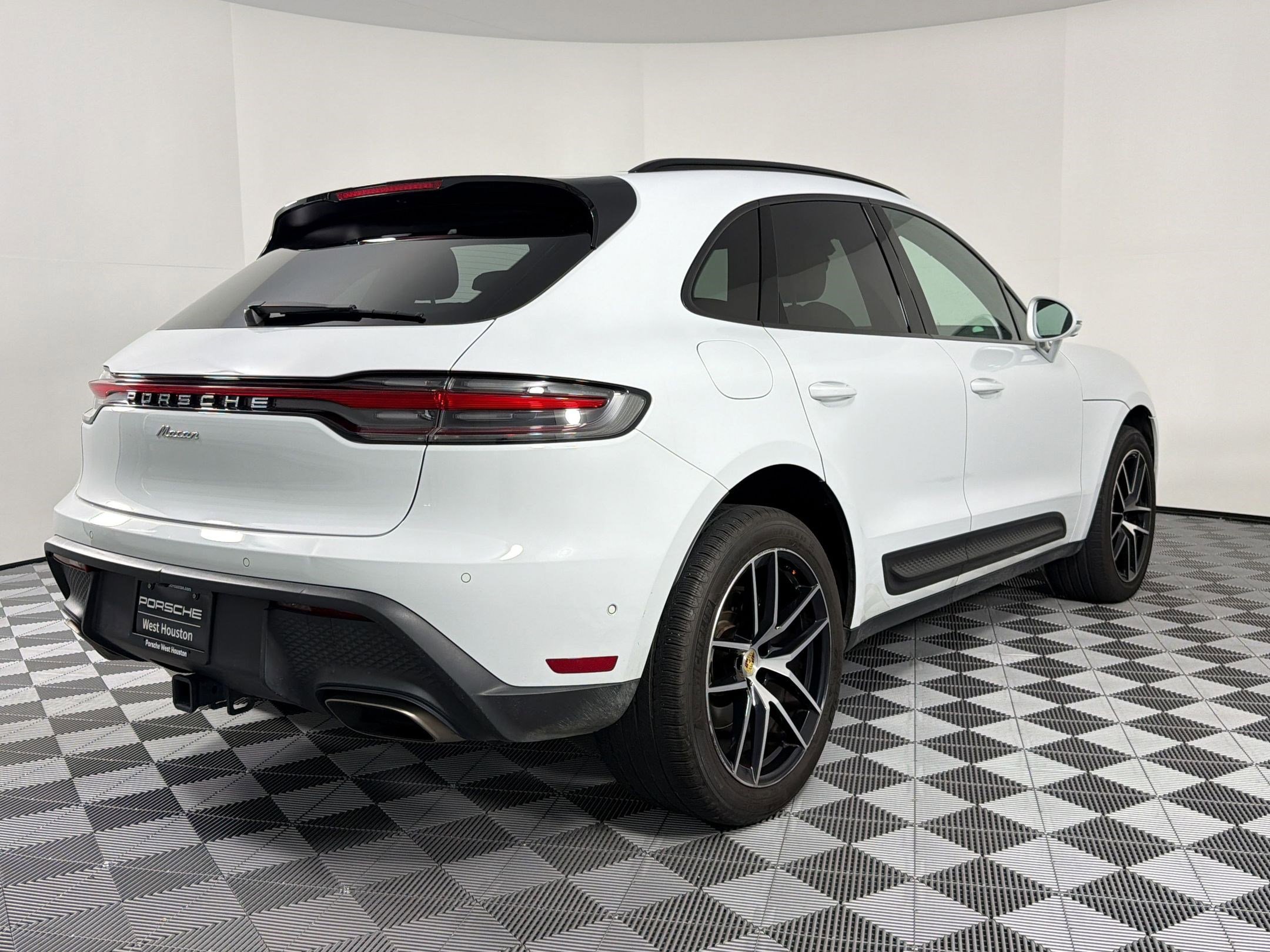 Certified 2023 Porsche Macan AWD/4WD image 9