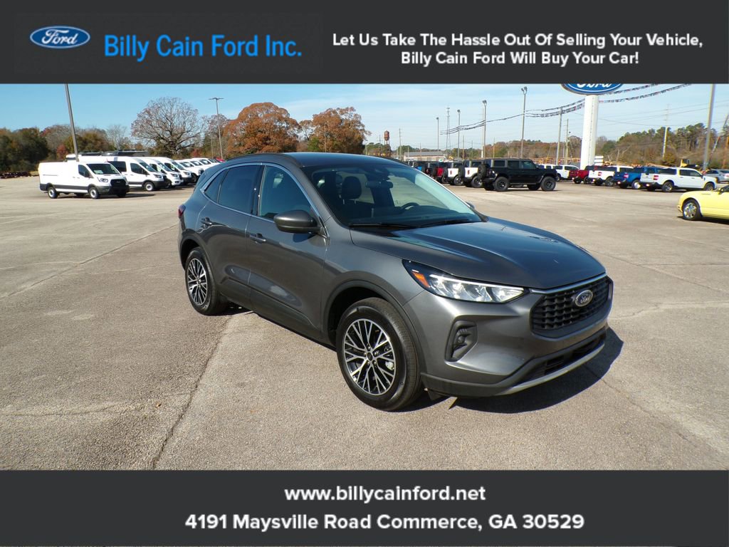 Used 2025 Ford Escape SE w/ Class II Trailer Tow Package