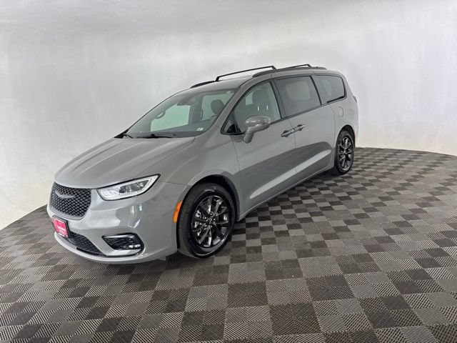 Used 2021 Chrysler Pacifica Touring w/ S Appearance Package FWD image 3