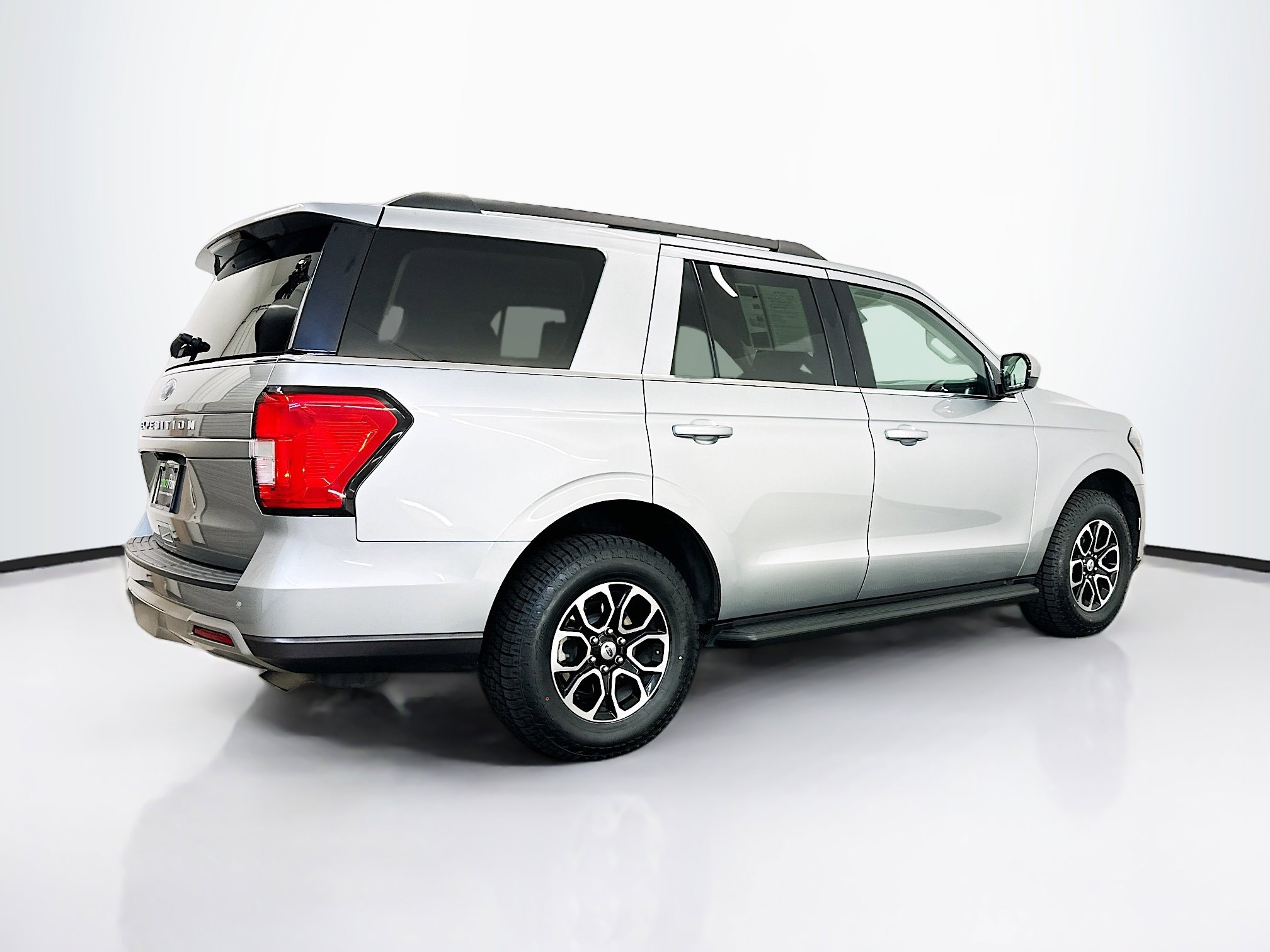 Used 2024 Ford Expedition XLT AWD/4WD image 9