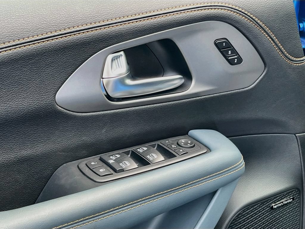 New 2027 Chrysler Pacifica Pinnacle w/ Theater Group FWD image 16