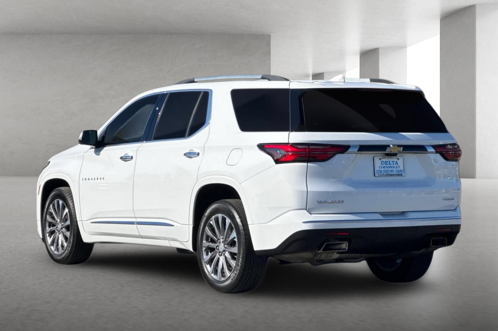 Used 2023 Chevrolet Traverse Premier FWD image 6