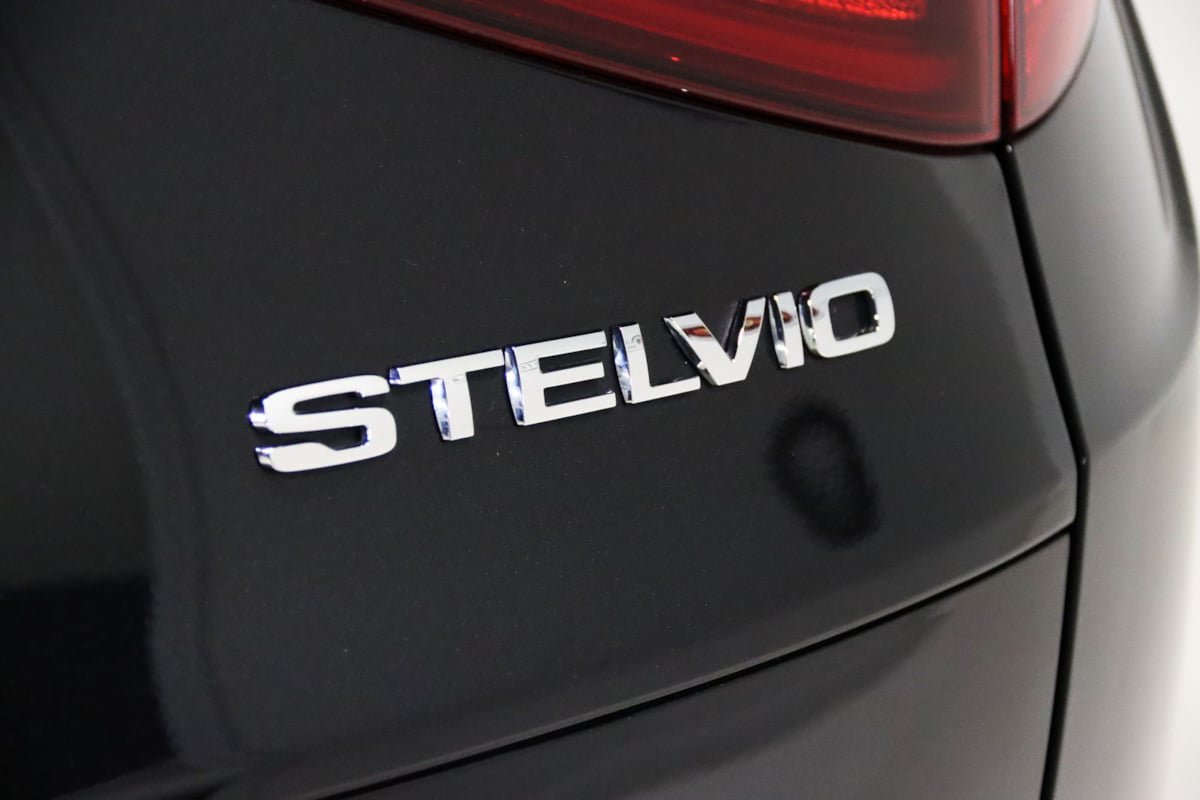 Used 2022 Alfa Romeo Stelvio Ti AWD/4WD image 13