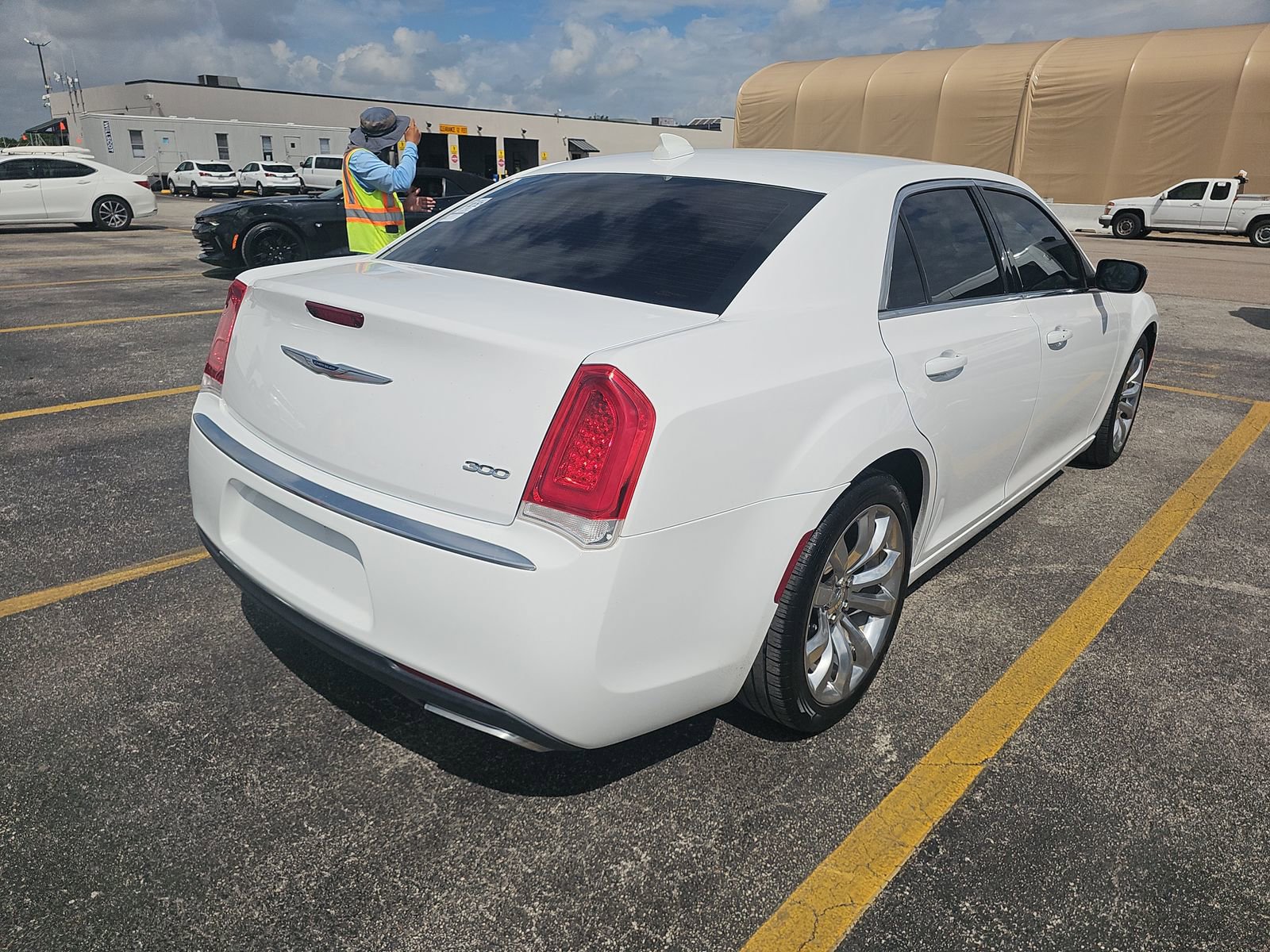 Used 2020 Chrysler 300 Touring w/ Chrome Appearance Package RWD image 6
