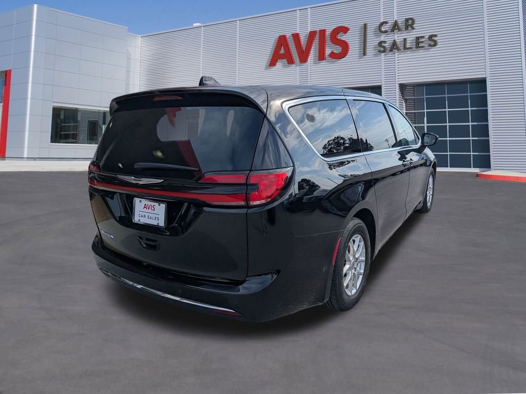 Used 2024 Chrysler Pacifica Touring-L image 6