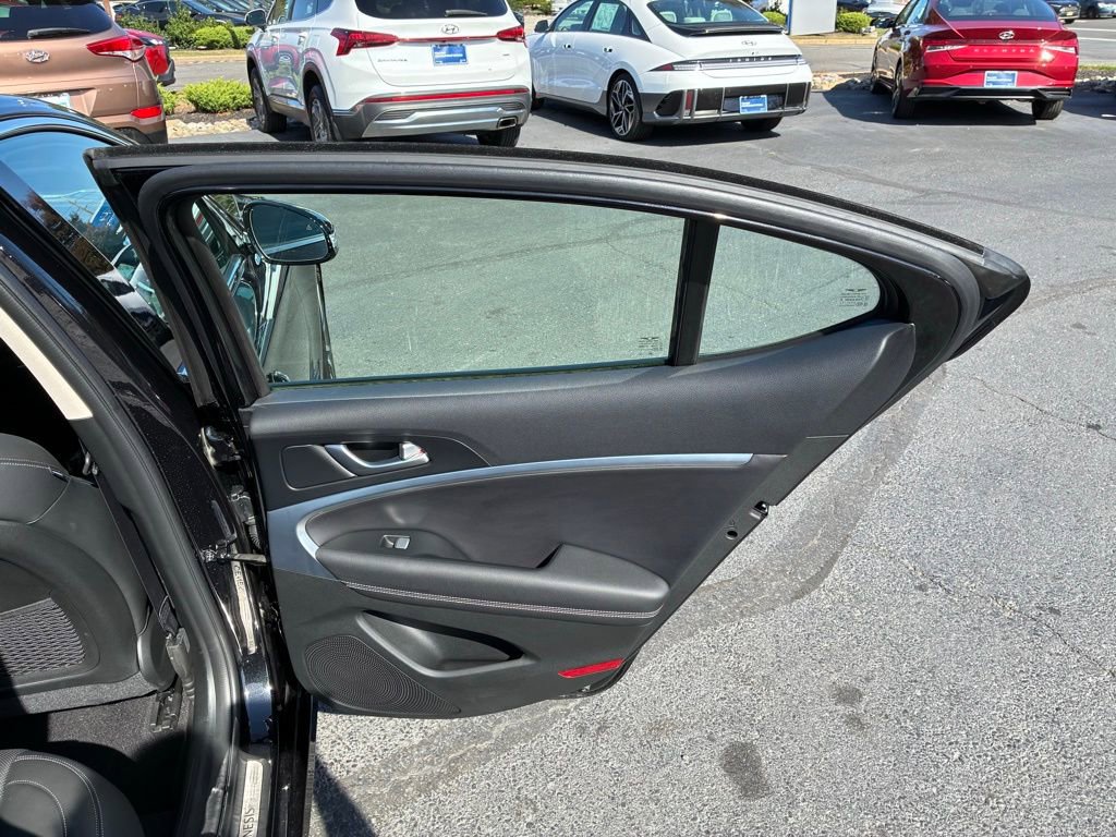 Used 2025 Genesis G70 2.5T image 37