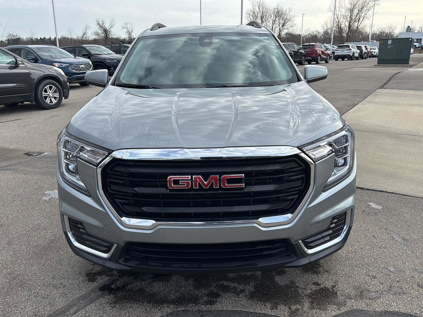 Used 2023 GMC Terrain SLE w/ Driver Convenience Package image 9