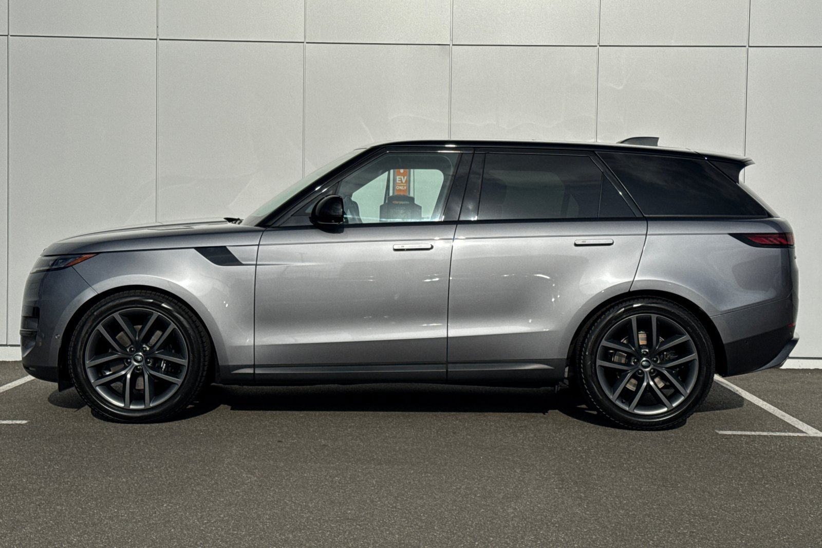 Used 2024 Land Rover Range Rover Sport SE AWD/4WD image 2