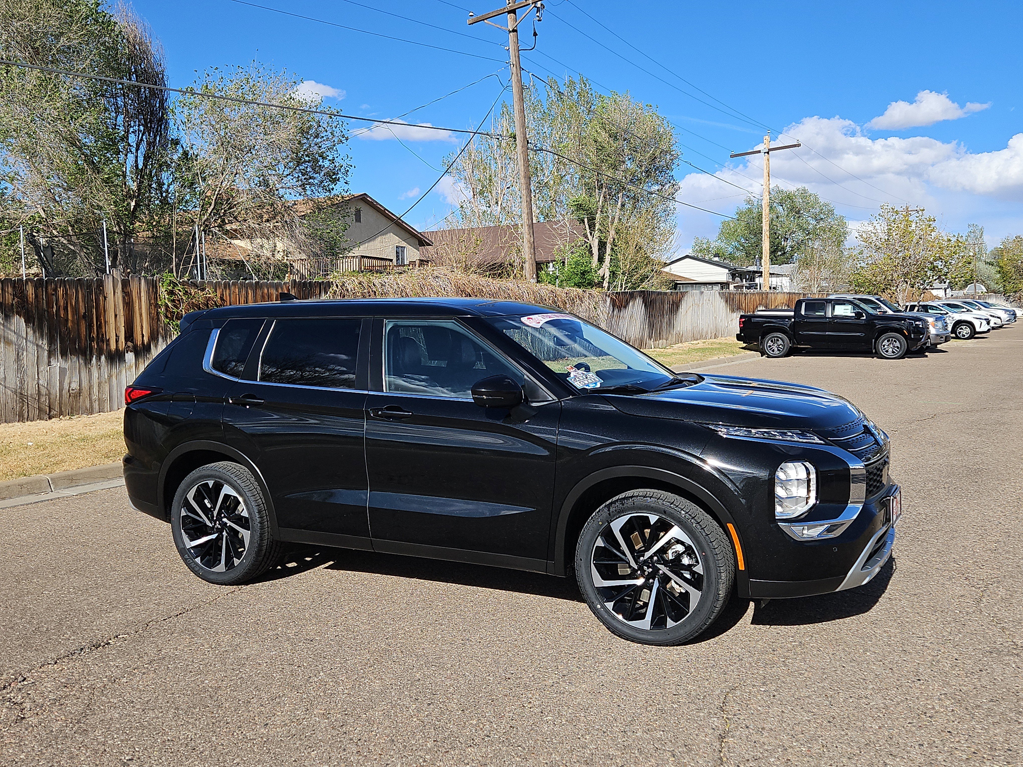 Used 2023 Mitsubishi Outlander SE image 2
