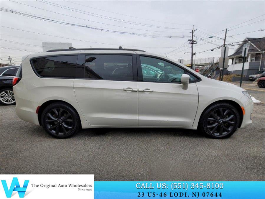 Used 2019 Chrysler Pacifica Touring-L w/ S Appearance Package image 8