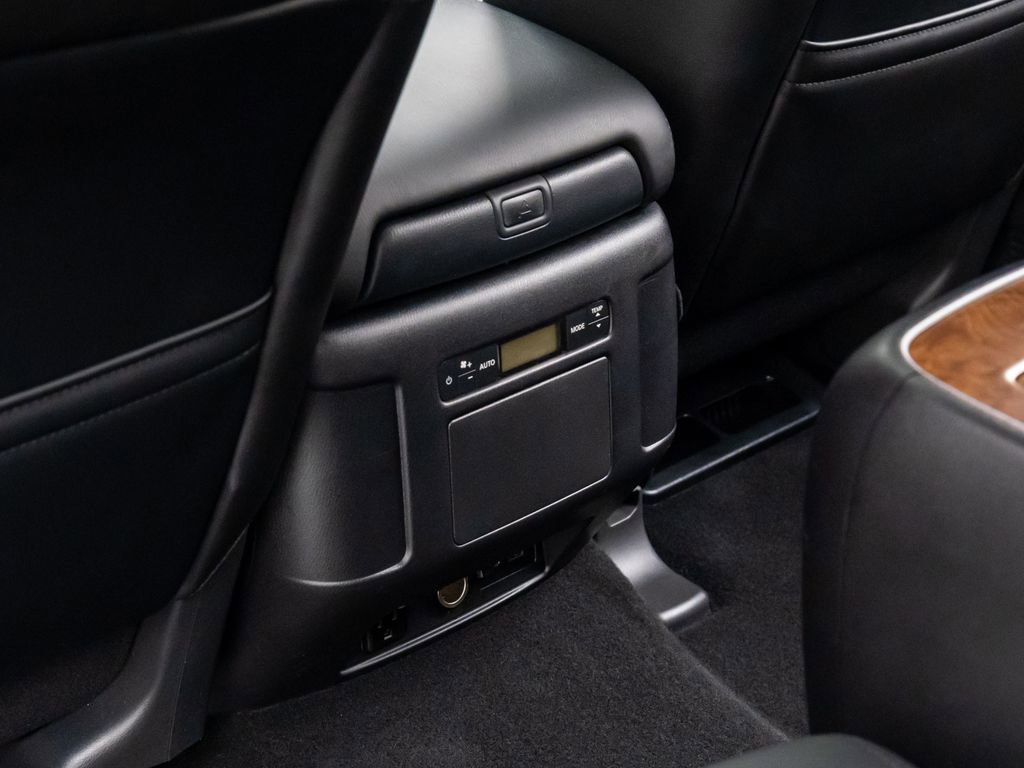 Used 2023 Nissan Armada SL w/ Captain's Chairs Package image 20