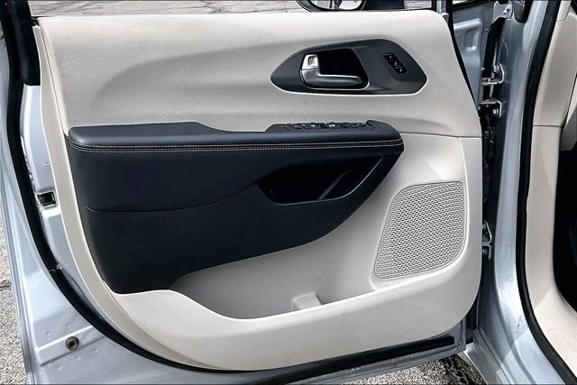 Used 2023 Chrysler Pacifica Touring-L image 20