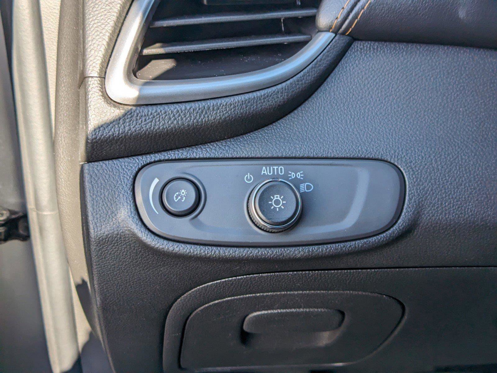 Used 2022 Chevrolet Trax LT w/ LT Convenience Package image 21