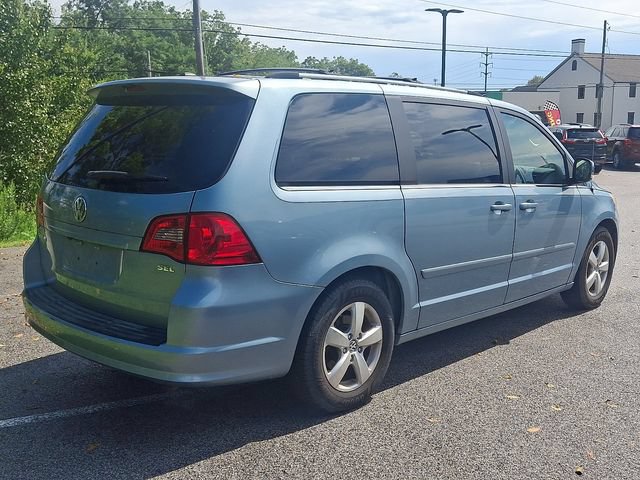 Used 2009 Volkswagen Routan SEL Premium FWD image 2