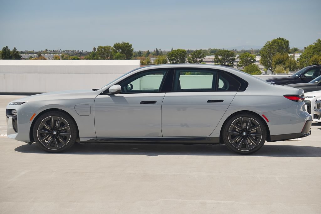 Used 2026 BMW 750e xDrive w/ Premium Package AWD/4WD image 4