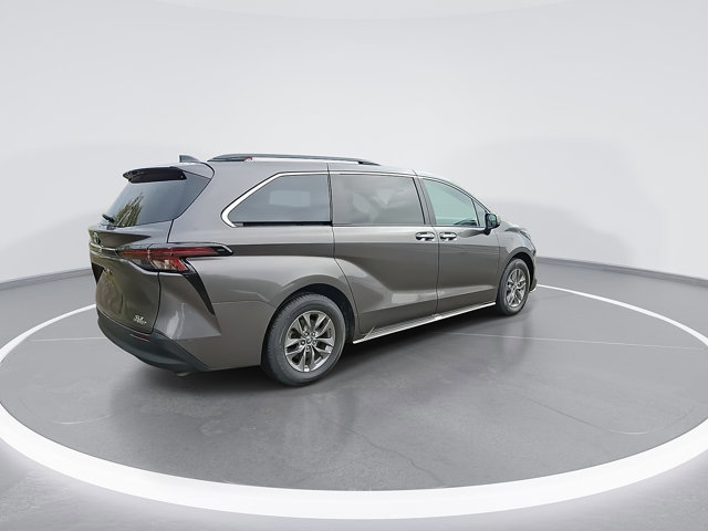Used 2023 Toyota Sienna XLE image 9