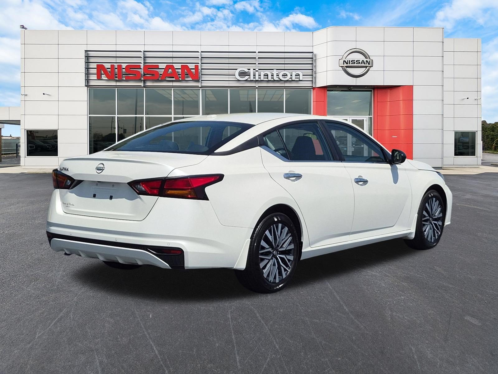 Used 2025 Nissan Altima 2.5 SV FWD image 3